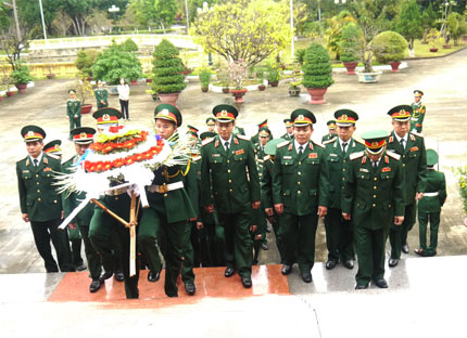 Bộ tư lệnh Quân khu 5 dâng hương Bảo tàng Hồ Chí Minh-chi nhánh Quân khu 5