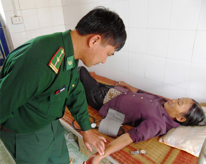 Y sĩ quân hàm xanh cùng ngư dân bám biển