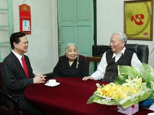 Thủ tướng Nguyễn Tấn Dũng thăm, chúc Tết các đồng chí nguyên lãnh đạo Đảng, Nhà nước