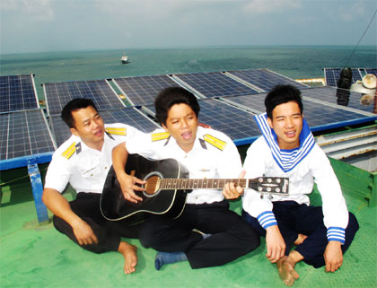 Lính nhà giàn mê ca hát