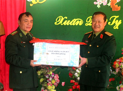 Thăm chiến sĩ biên phòng Cô Ba