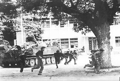 Chủ động tạo thế, kết hợp tiến công và nổi dậy