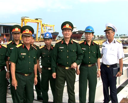 Thượng tướng Trương Quang Khánh thăm và kiểm tra tại Xí nghiệp Liên hợp Sông Thu 