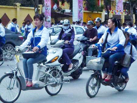 Nỗi lo mới từ mốt đi xe đạp điện
