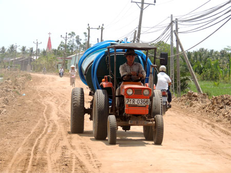 Thiếu nước sinh hoạt do hạn hán, xâm mặn