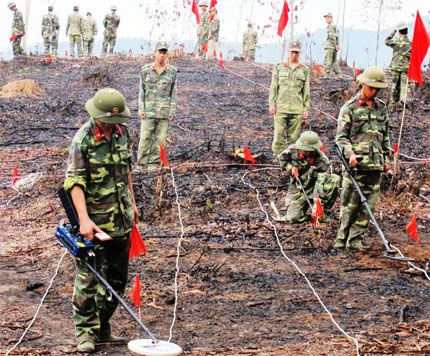Khắc phục hậu quả bom mìn trên địa bàn miền Trung - Tây Nguyên (Tiếp theo và hết)