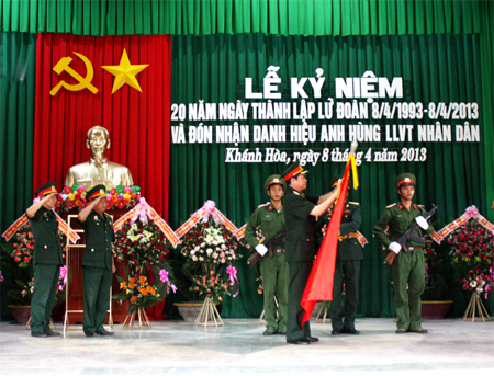 Đón nhận danh hiệu Anh hùng LLVT nhân dân