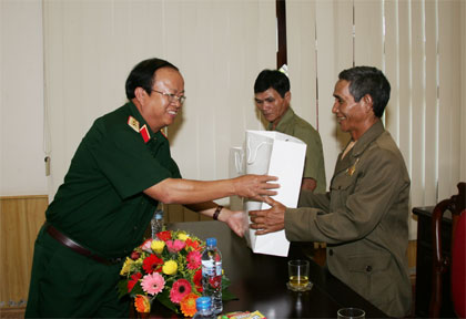 Trao 25 suất quà tặng người có công với cách mạng tỉnh Kon Tum