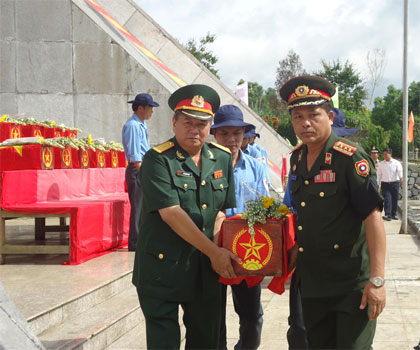 Truy điệu và an táng 16 hài cốt liệt sĩ quân tình nguyện và chuyên gia Việt Nam hy sinh tại Lào và Campuchia