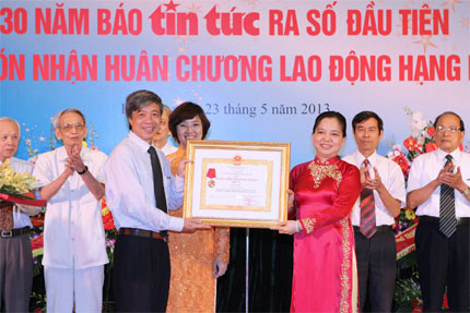 Báo Tin tức nhận Huân chương Lao động hạng Nhì