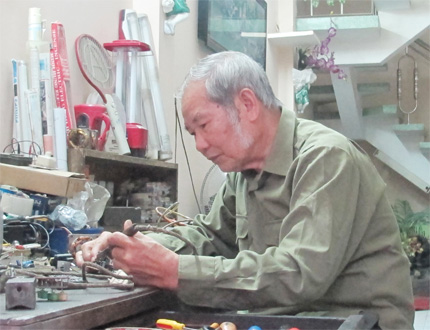 “Kiện tướng rà phá bom mìn” Trường Sơn