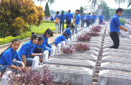 Khai mạc “Ngày hội tuổi trẻ đền ơn đáp nghĩa và Lễ thắp nến tri ân các anh hùng liệt sĩ”