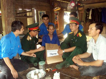 Tặng 23 suất quà và khám bệnh, cấp thuốc cho hơn 530 đối tượng chính sách