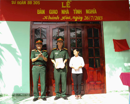 Bàn giao nhà tình nghĩa cho đối tượng chính sách