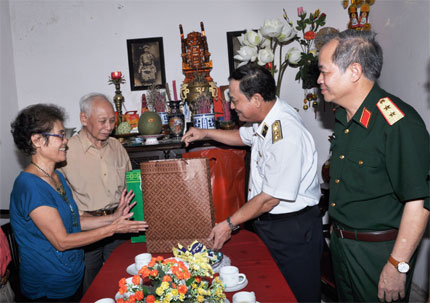 Đô đốc Nguyễn Văn Hiến thăm, tặng quà gia đình chính sách trên địa bàn Hà Nội