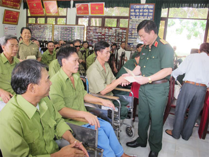 Thăm, tặng quà Trung tâm Điều dưỡng Thương binh và người có công Long Đất (tỉnh Bà Rịa - Vũng Tàu)