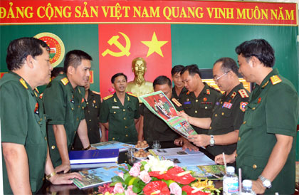 Tăng cường hợp tác giữa Báo QĐND Lào và Quân khu 7