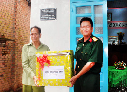 Lữ đoàn 96: Trao nhà tình nghĩa tặng thương binh nghèo