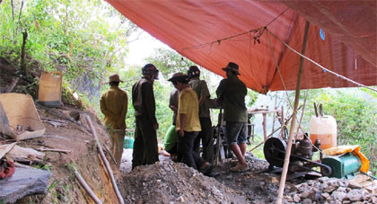 Hiểm họa từ bãi vàng trên đỉnh Cư Kuin