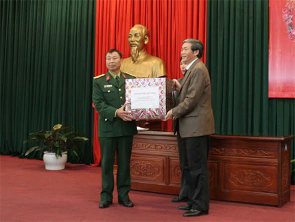 Đồng chí Đinh Thế Huynh thăm, chúc Tết Lữ đoàn 144 