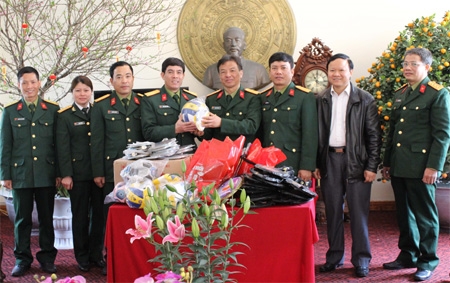 Báo Quân đội nhân dân tặng quà Bộ CHQS tỉnh Hà Nam