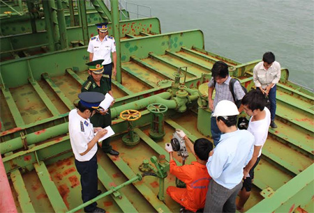 Yêu cầu chủ tàu Sunrise 689 nộp các hồ sơ liên quan đến số dầu vận chuyển