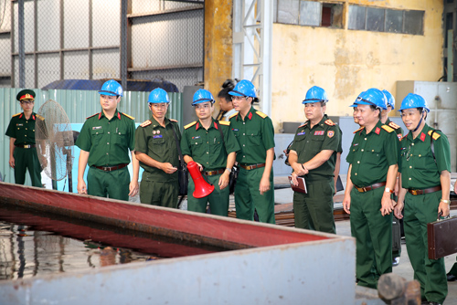 Đoàn báo chí QĐND Lào thăm Công ty đóng tàu Hồng Hà và Viện Kỹ thuật Hải quân