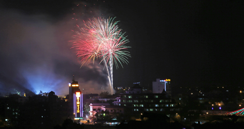 Lung linh pháo hoa trên thành phố Cao Bằng