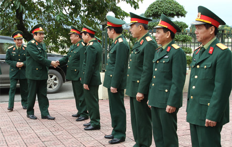 Bộ trưởng Bộ Quốc phòng thăm, làm việc tại Quân khu 1