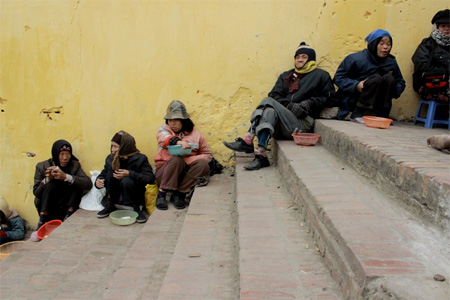 Nhức nhối cảnh ăn xin, “cò