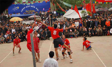 Bóng chuyền hấp dẫn hội làng