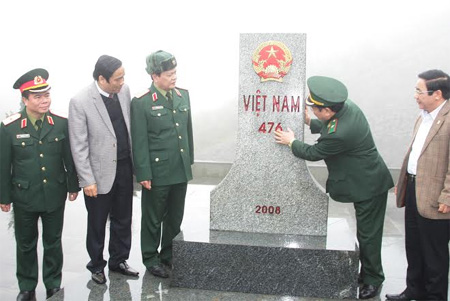 Thượng tướng Nguyễn Thành Cung kiểm tra các đồn biên phòng ở Hà Tĩnh