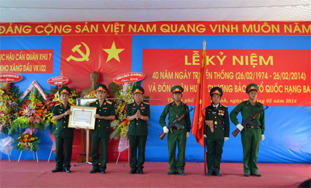 Đón nhận Huân chương Bảo vệ Tổ quốc hạng Ba
