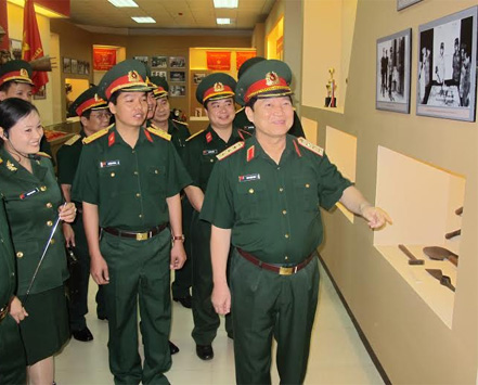 Thượng tướng Ngô Xuân Lịch làm việc tại BTL Thủ đô Hà Nội