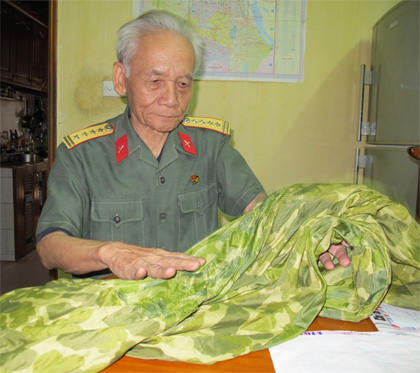 Đoạt dù tiếp tế của địch