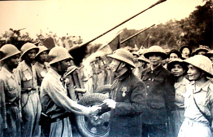 Đại tướng Võ Nguyên Giáp với chiến sĩ pháo cao xạ Điện Biên