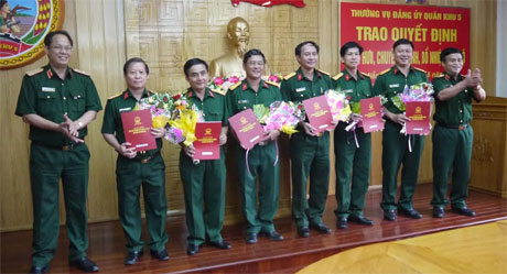Quân khu 5: Trao quyết định chuyển ngành, bổ nhiệm cán bộ