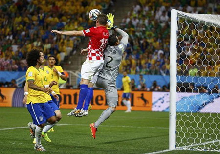 Những đôi thiết hài và một ông trọng tài công nghệ cao