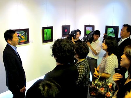 Triển lãm “Chuyện của Sen”