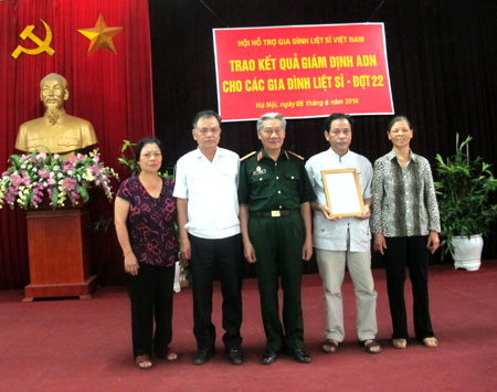 Trao kết quả giám định ADN cho 14 gia đình liệt sĩ