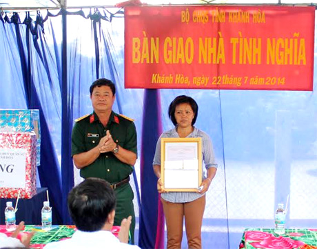 Bộ CHQS tỉnh Khánh Hòa: Bàn giao nhà  tình nghĩa cho gia đình chính sách