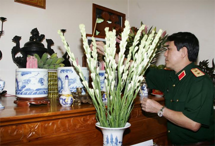 Trung tướng Lương Cường thắp hương tại Nhà tưởng niệm Đại tướng Nguyễn Chí Thanh