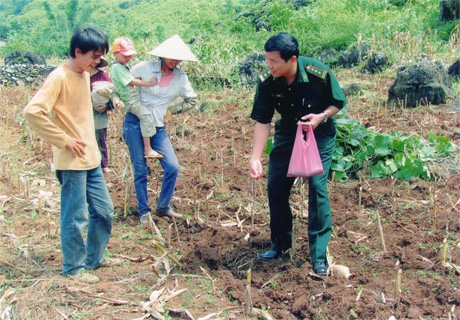 Bí thư, chủ tịch xã mang quân hàm xanh