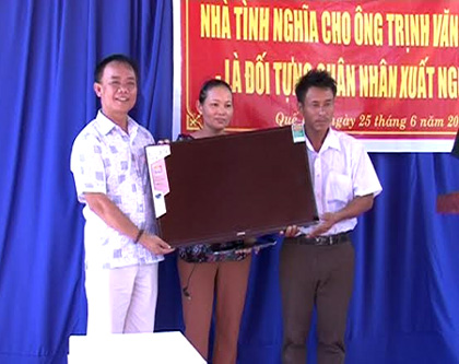 Dùng tiền thương binh giúp đồng đội