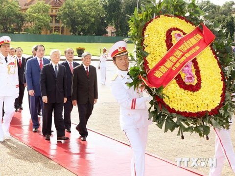 Lãnh đạo Đảng, Nhà nước vào Lăng viếng Chủ tịch Hồ Chí Minh và tưởng niệm các Anh hùng liệt sĩ