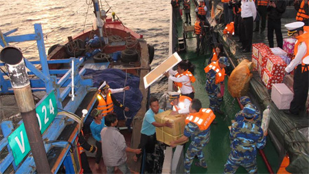 Thăm chúc Tết cán bộ, chiến sĩ, nhân dân tại đảo Cồn Cỏ