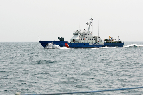Cảnh sát Biển Việt Nam kiên cường bám biển, giúp dân