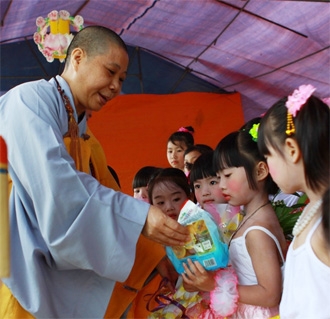 Ni sư Diệu Nhẫn làm từ thiện