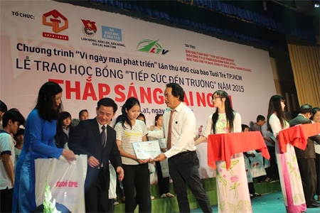 Trao học bổng cho 142 sinh viên nghèo vượt khó khu vực Tây Nguyên