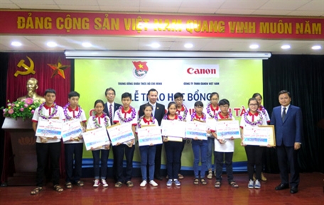 Trao học bổng “Canon-Chắp cánh nhân tài”
